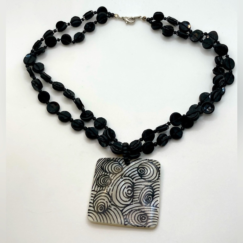 Vtg MOP Mother of Pearl Abalone Pendant Wood Bead Necklace 16” + 1.8”